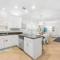 Spacious 3BR Home - Walk to Beach - 4 Bikes & Resort Pool - شاطئ سانتا روزا