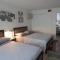 Stylish Cozy Quiet Family Retreat and Romantic getaway Sleeps up to 7 with Fast Wifi, Free Parking, Work station, Alexa enabled, Fenced in Backyard for Pets Grill Party Patio, Porch, Beach, Canal, stadium,Boardwalk Restaurants, and much more! - أتلانتيك سيتي