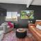 Fireside Haven - Hot Tub & Downtown Walkable - كاستر