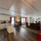 Downtown Red Room at Villages on Aurora - آيرونوود