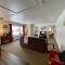 Downtown Red Room at Villages on Aurora - آيرونوود