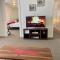 Downtown Red Room at Villages on Aurora - آيرونوود