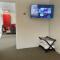 Downtown Red Room at Villages on Aurora - آيرونوود