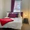 Downtown Red Room at Villages on Aurora - آيرونوود