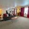 Downtown Red Room at Villages on Aurora - آيرونوود