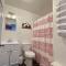 Downtown Red Room at Villages on Aurora - آيرونوود