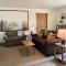 Downtown Green Room at Villages on Aurora - آيرونوود