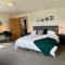 Downtown Green Room at Villages on Aurora - آيرونوود