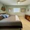 Blue Heron House, Private 4 BR Waterfront w Heated Pool and Fire Pit - رسكن
