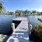 Blue Heron House, Private 4 BR Waterfront w Heated Pool and Fire Pit - رسكن