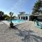 Blue Heron House, Private 4 BR Waterfront w Heated Pool and Fire Pit - رسكن