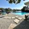 Blue Heron House, Private 4 BR Waterfront w Heated Pool and Fire Pit - رسكن