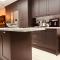 Spacious 5 Bedroom Home in Central Kidderminster with Private Parking and Electric Vehicle Facilities, Easy Access to Birmingham and Nearby Towns - 基德明斯特