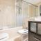 Seaside stay with large terrace, pool & parking REMS - Benalmádena