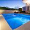 Aquarius Apartments - Beachside with Heated Pool