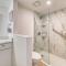Beach House Condominiums B405 - Beachfront with Pool, WiFi, & Beach Service - ديستين