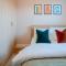 Spacious home 3 min from station - London