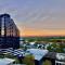 BoxHill 2BR 2BR APT- Heated pool,Sauna,Gym L12
