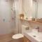 BoxHill 2BR 2BR APT- Heated pool,Sauna,Gym L12