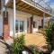 Absolute Beachfront with Decked Garden Oasis and Views - 博格诺里吉斯