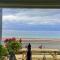 Absolute Beachfront with Decked Garden Oasis and Views - 博格诺里吉斯