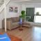 Stunning loft with king bed, pool & gym by depptö