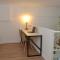 Stunning loft with king bed, pool & gym by depptö