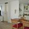 Stunning loft with king bed, pool & gym by depptö