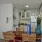 Stunning loft with king bed, pool & gym by depptö