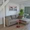 Stunning loft with king bed, pool & gym by depptö