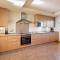 Large Beachfront Apartment - إِستيبونا