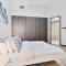 Stunning 1BR APT in Rukan with Gym and Pool - Dubaj