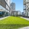 Elegant 2 Bed CBD Heated Pool Gym Sauna Balcony