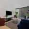 Elegant 2 Bed CBD Heated Pool Gym Sauna Balcony