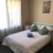 5 bd 2 bath stylish retreat close to beach and wineries in Christie Downs