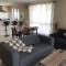 5 bd 2 bath stylish retreat close to beach and wineries in Christie Downs