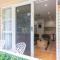 Luckys Coastal Retreat, 2 bedroom apartment and parking