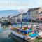 La brise marine apt rdc maison cour fermée parking et terrasse à 800 m plage Omaha beach avec table de ping pong proche Port en Bessin