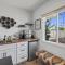 South O Bungalow 9 - Deluxe Work and Stay Queen Studio + Patio - Oceanside