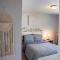 3 FRESHLY REDONE NEWLY FURNISHED A MUST SEE - 普莱恩维尔