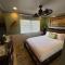 Private Bedroom in Shared Guesthouse Waikiki Beach Area 30 day minimum - Honolulu