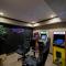 EPIC Group Stay Big Gameroom Bar Arcade Playroom - أولاث