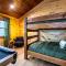 Cozy Mountaintop Cabin with Firepit, HotTub & Views! - 赛维尔维尔