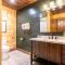 Cozy Mountaintop Cabin with Firepit, HotTub & Views! - 赛维尔维尔