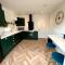 Waterside House - Luxury Home near Alton Towers & Trentham - Free Parking & Garden - Stoke-on-Trent