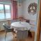 Ferienwohnung mit Küche & kleines Gästezimmer Lisi im Obergeschoß- 2 separate Einheiten - nahe Salzburg, ideal für Familien & Durchreise