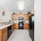 Spacious 2BR Retreat with Pool Access - Barefoot - شمال شاطئ ميرتل