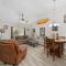 Spacious 2BR Retreat with Pool Access - Barefoot - شمال شاطئ ميرتل
