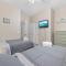 Spacious 2BR Retreat with Pool Access - Barefoot - شمال شاطئ ميرتل