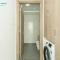 Blue Breeze - Elegant Studio in Serenity Lake 5, JVC